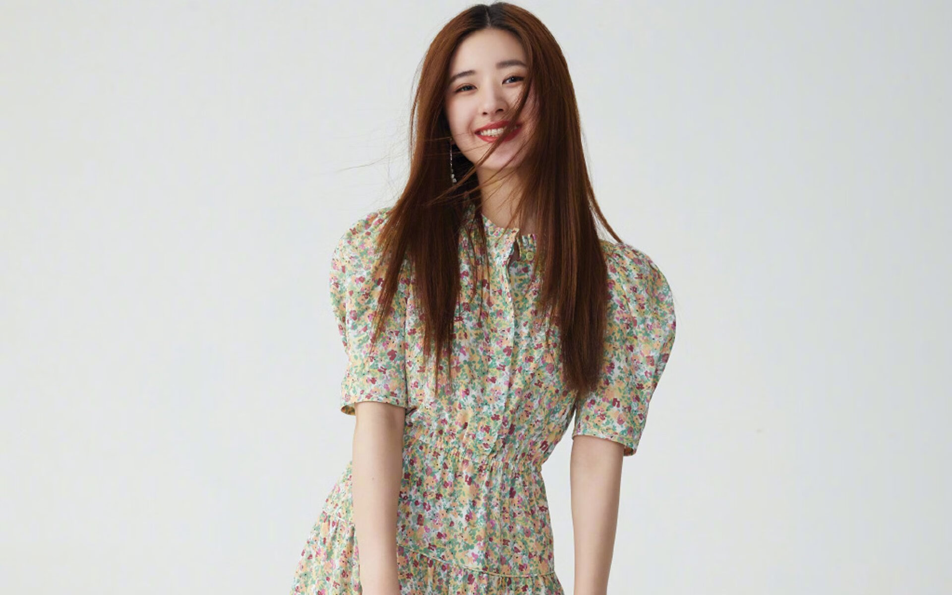 爱游戏电竞官网-朱婷与小球员合影鼓励勇敢追梦，朱婷和队友互动